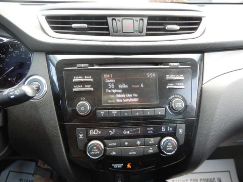 Used 2015 Nissan Rogue SV image 37