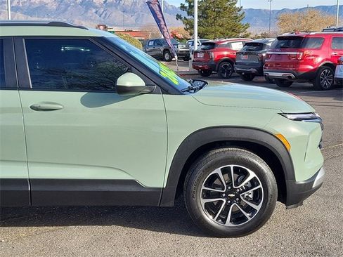 Used 2025 Chevrolet TrailBlazer LT w/ LT Cold Weather Package image 2