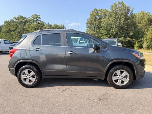 Used 2020 Chevrolet Trax LT w/ LT Convenience Package AWD/4WD image 13