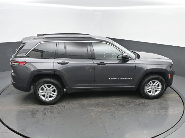 Used 2024 Jeep Grand Cherokee Laredo AWD/4WD image 43