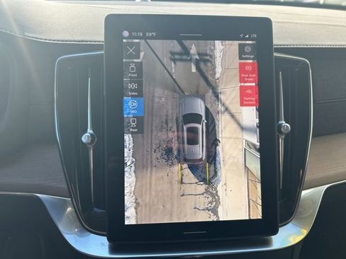 Certified 2025 Volvo XC90 B6 Plus image 24