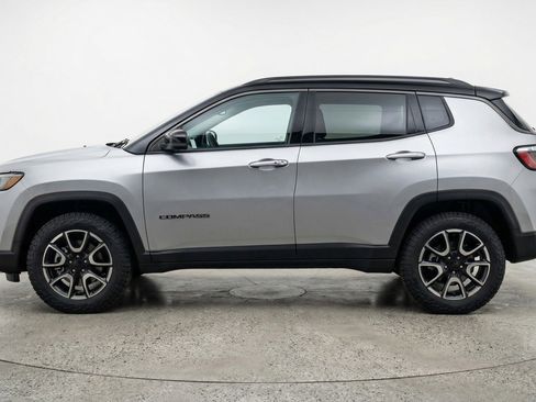 Used 2025 Jeep Compass Trailhawk image 5