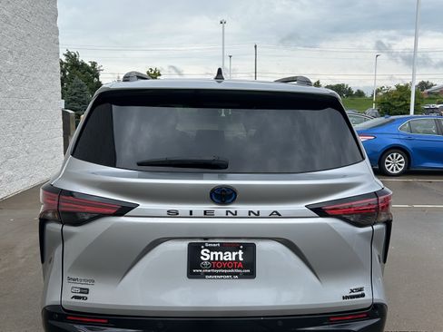 Used 2023 Toyota Sienna XSE AWD/4WD image 5