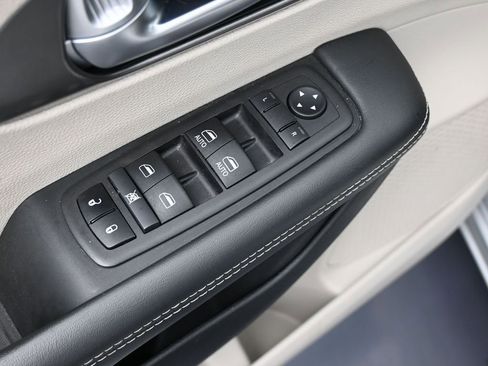 Used 2024 Chrysler Pacifica Select image 18