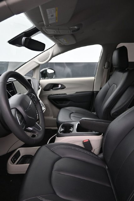 Used 2024 Chrysler Pacifica Touring-L AWD/4WD image 7