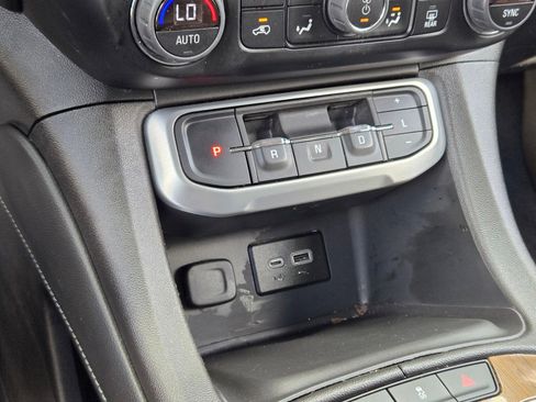 Used 2023 GMC Acadia SLE image 24