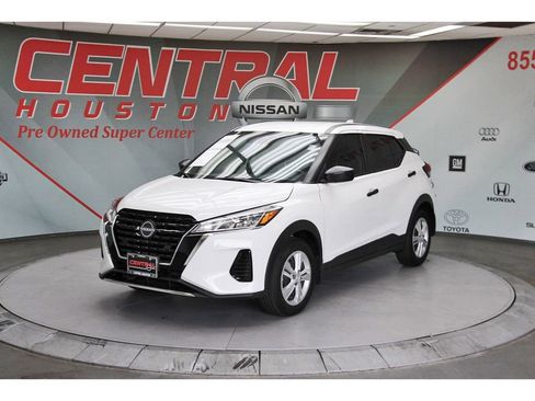 Used 2025 Nissan Kicks Play S FWD image 2