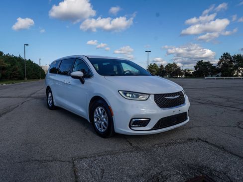 Used 2023 Chrysler Pacifica Touring-L FWD image 5