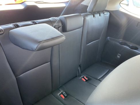 Used 2024 Toyota Highlander XLE FWD image 18