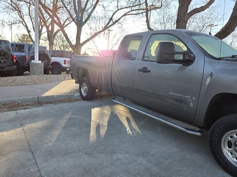 Used 2008 Chevrolet Silverado 2500 LT w/ 1LT Convenience Package image 4