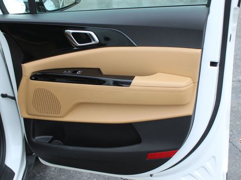 Used 2024 Kia Carnival EX image 12