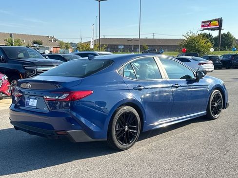 Used 2025 Toyota Camry SE FWD image 5