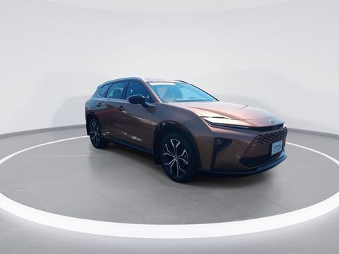 Used 2025 Toyota Crown Signia image 2