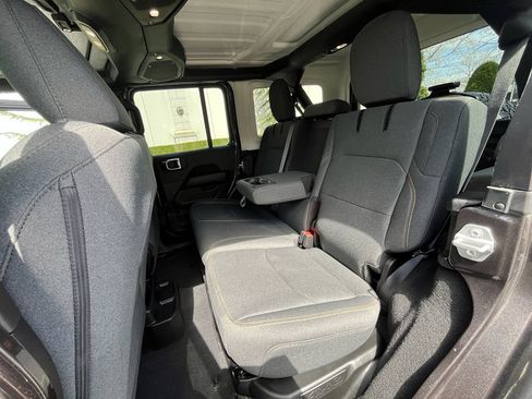 Used 2025 Jeep Wrangler Sahara image 34