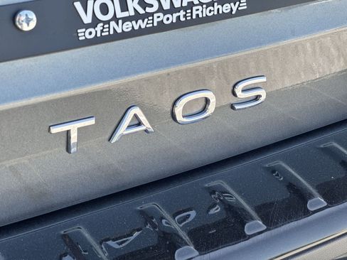 Certified 2025 Volkswagen Taos SE w/ Panoramic Sunroof Package FWD image 19