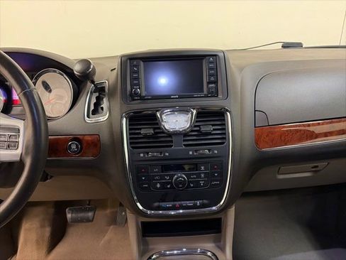 Used 2013 Chrysler Town & Country Touring-L w/ Driver Convenience Group image 23