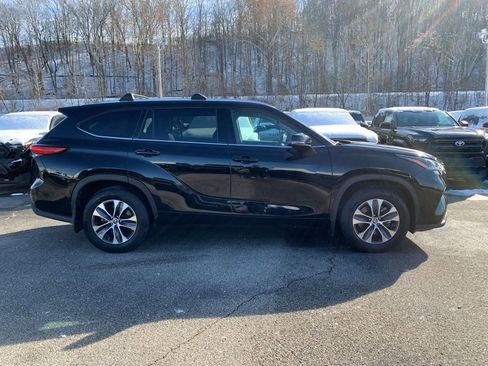 Used 2022 Toyota Highlander XLE image 3