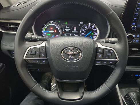 Used 2022 Toyota Highlander XLE AWD/4WD image 19