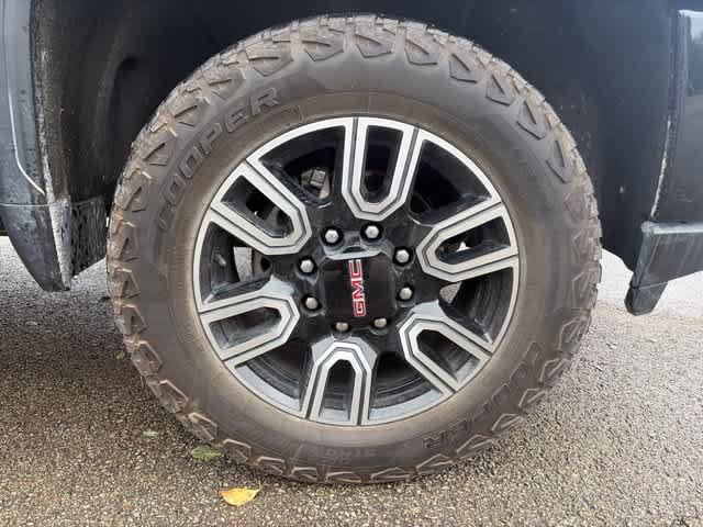 Used 2022 GMC Sierra 2500 AT4 w/ AT4 Premium Plus Package AWD/4WD image 9