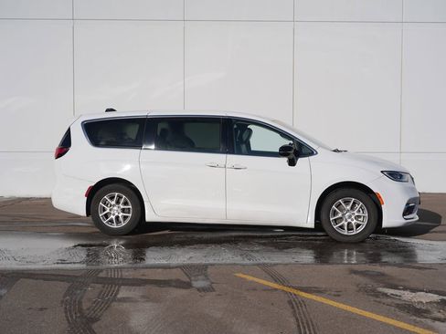 Used 2024 Chrysler Pacifica Touring-L image 2