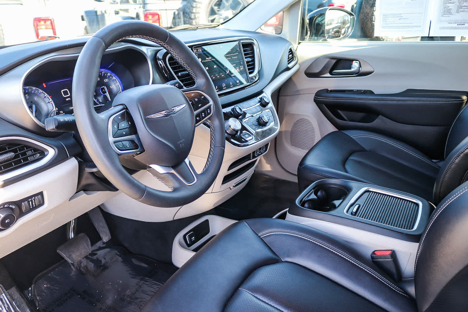 Used 2024 Chrysler Pacifica Touring-L FWD image 17