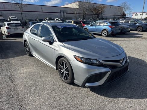 Used 2024 Toyota Camry SE image 1