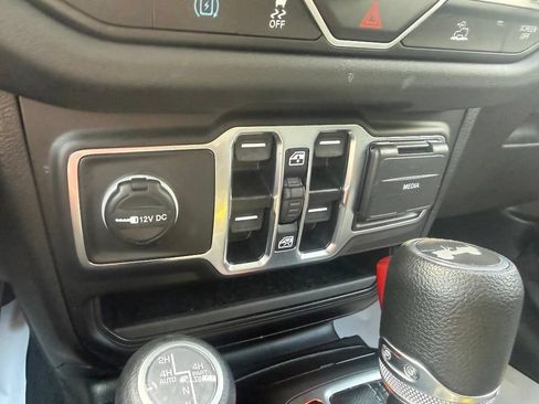 Used 2025 Jeep Wrangler Unlimited Sahara AWD/4WD image 27