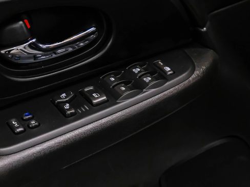 Used 2009 GMC Envoy Denali w/ Sun And 6-Disc Cd Package AWD/4WD image 39