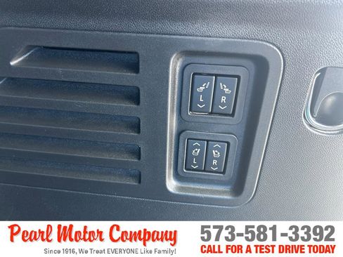 Used 2025 Chevrolet Traverse RS image 27