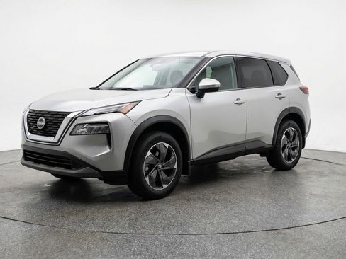 Used 2025 Nissan Rogue SV image 3