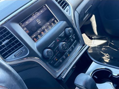 Used 2019 Jeep Grand Cherokee Laredo image 26