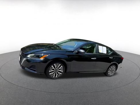Used 2025 Nissan Altima 2.5 SV FWD image 11