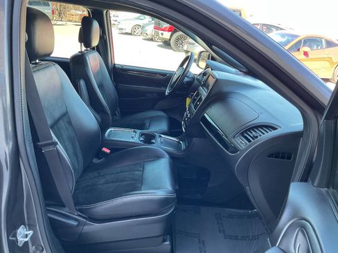Used 2016 Dodge Grand Caravan SXT image 48