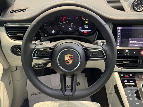 Certified 2025 Porsche Macan image 15
