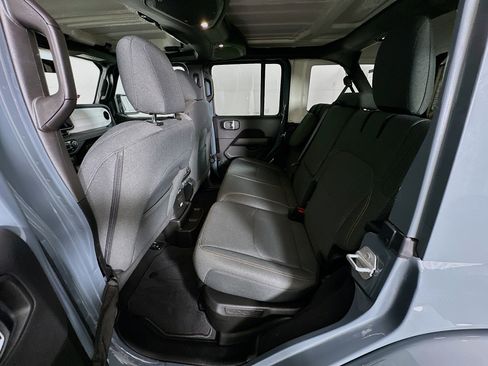 Used 2025 Jeep Wrangler Sahara image 27