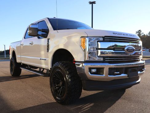 Used 2017 Ford F250 Lariat w/ Chrome Package image 5