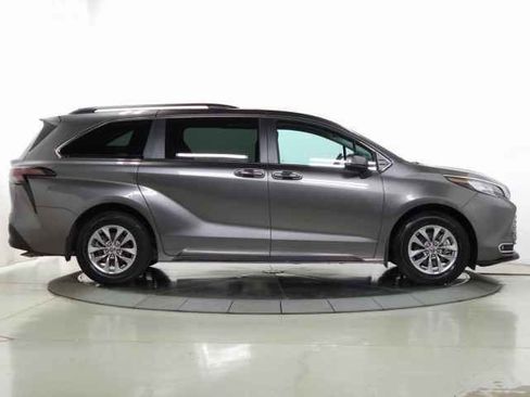 Used 2023 Toyota Sienna XLE image 12