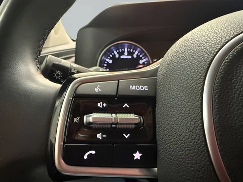 Used 2024 Kia Carnival LX FWD image 19