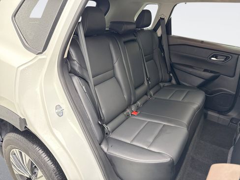 Used 2023 Nissan Rogue SV w/ SV Premium Package image 17