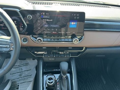 Used 2025 GMC Canyon AT4 w/ Technology Plus Package image 26