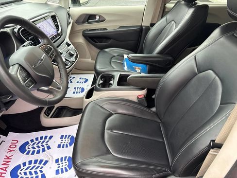 Used 2023 Chrysler Pacifica Touring-L FWD image 19