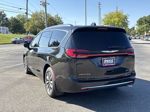 Used 2021 Chrysler Pacifica Touring-L FWD image 5