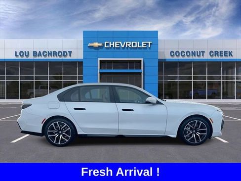 Used 2023 BMW 740i w/ Parking Assistance Package image 9