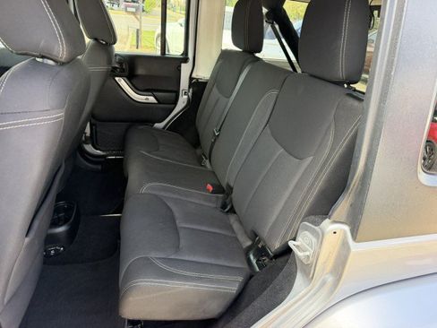 Used 2014 Jeep Wrangler Unlimited Sahara w/ Connectivity Group AWD/4WD image 12