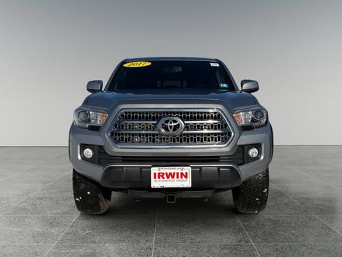 Used 2017 Toyota Tacoma TRD Off-Road image 8
