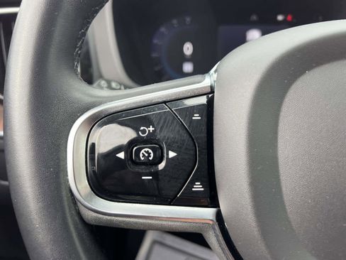 Used 2023 Volvo XC60 B5 Plus image 24