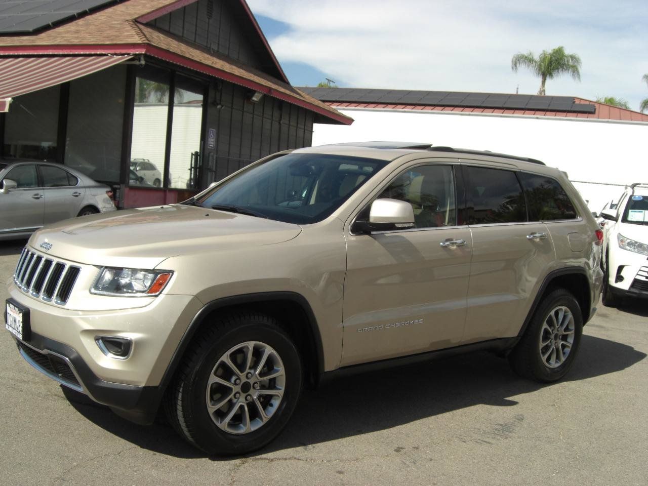 Used 2014 Jeep Grand Cherokee Limited w/ Trailer Tow Group IV AWD/4WD image 3
