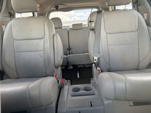 Used 2015 Toyota Sienna XLE Premium FWD image 18