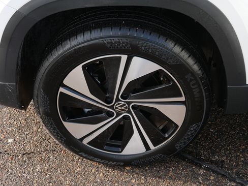 Used 2025 Volkswagen Taos SE image 15