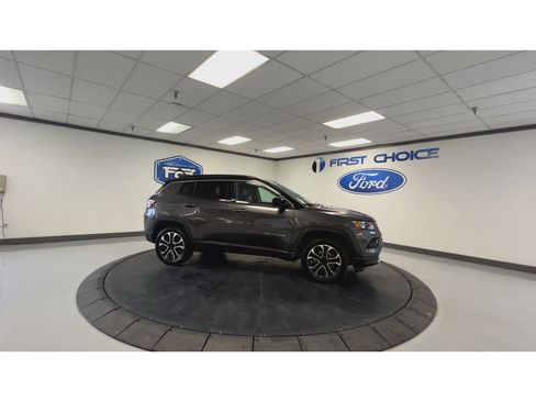 Used 2022 Jeep Compass Limited w/ Sun and Sound Group AWD/4WD image 3